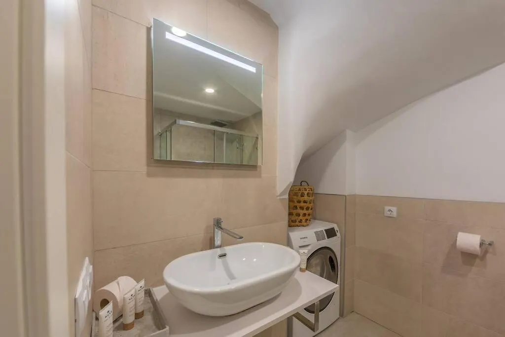 Centric Modern Top Floor Apartment With Terrace, Sea View And Parking Top Quality Beds 塔里法